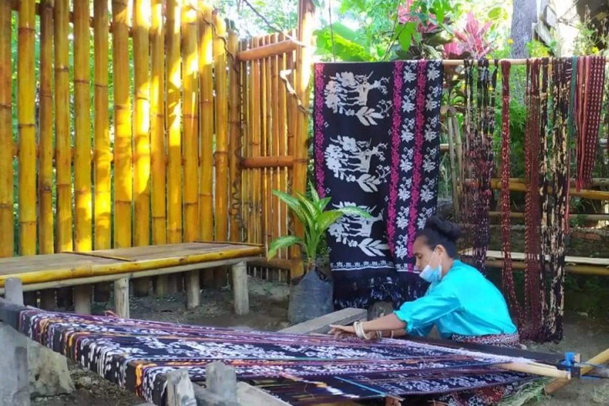 Kegiatan Menenun Kain Tradisional di Sanggar Mawa Rane