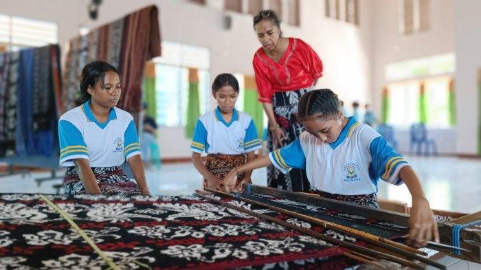 Kegiatan Pelatihan Menenun bagi Generasi Muda